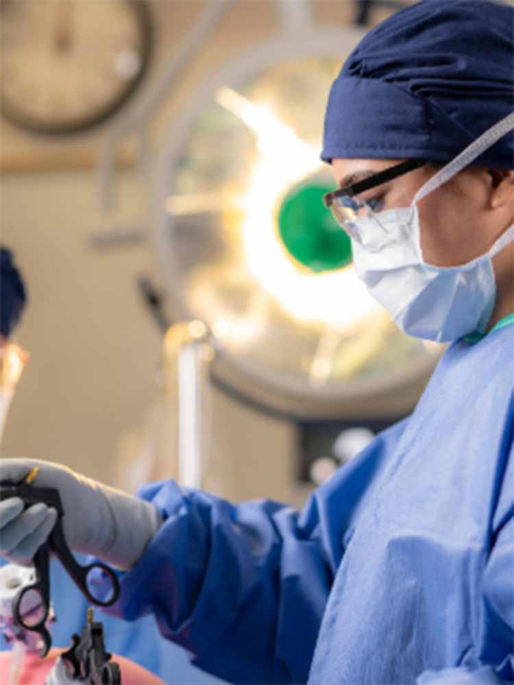 surgical techs helping in surgery
